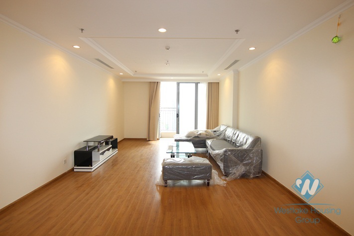 Four bedrooms apartment for rent in Vinhome Nguyen Chi Thanh, Dong Da district, Ha Noi